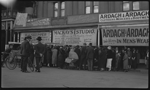 Crowd outside Mackay's Studio, Kalgoorlie [picture]