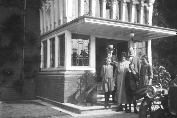  283065PD Sanderson Family - Archibald Sanderson with his children