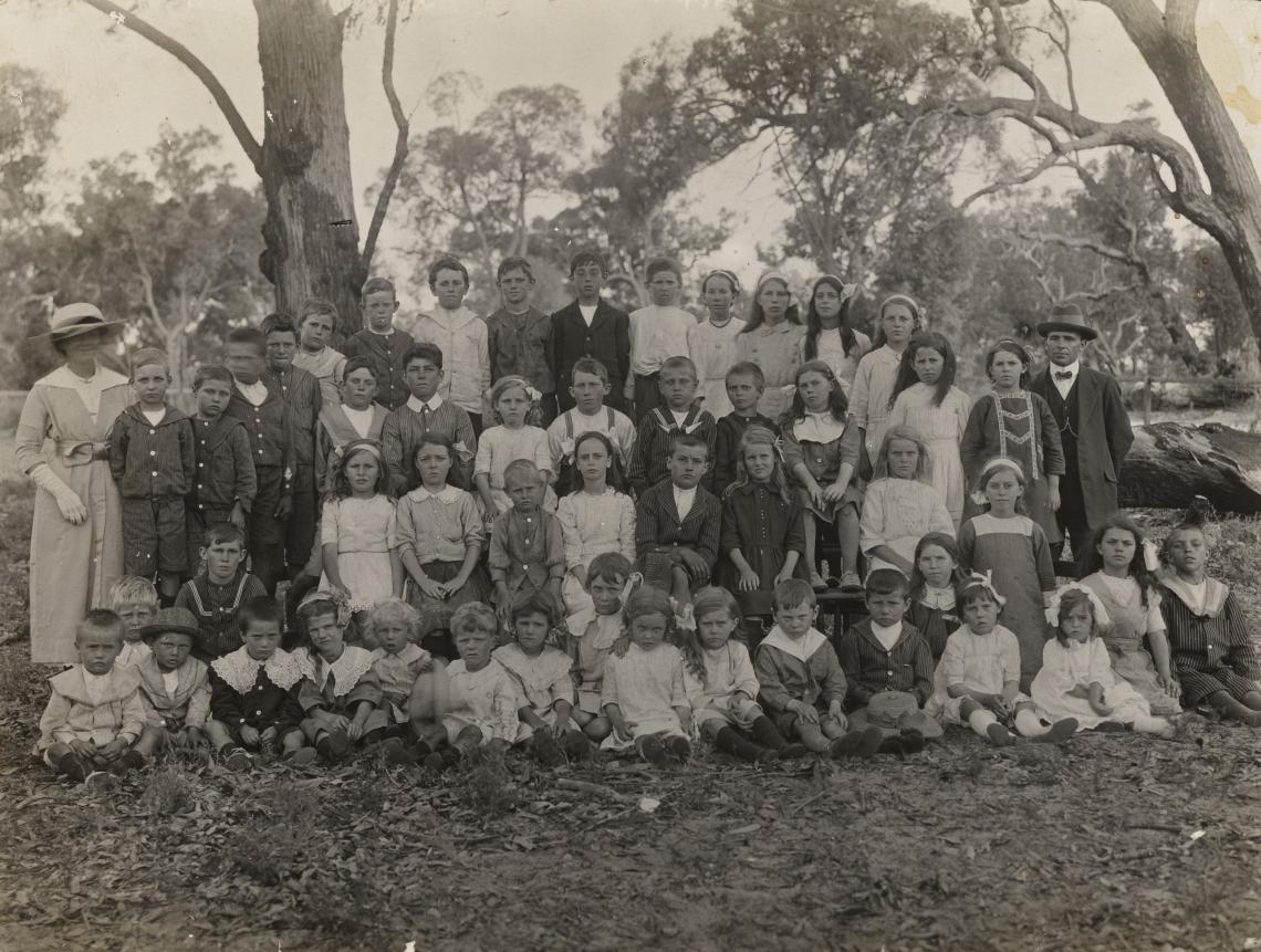 Njookenbooroo State School Innaloo children and teachers 1915