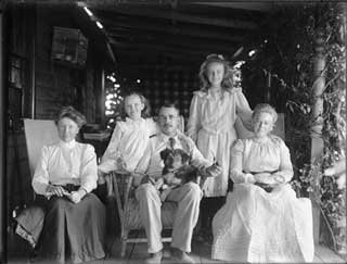 Benn family with dog c 1905 009822pd