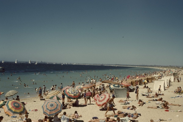 A crowd on Rockingham Beach with the Rockingham Yachting Carnival offshore 1961