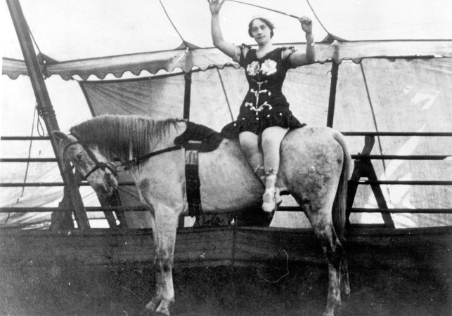 007290D Agnes Hyland on a horse 1903